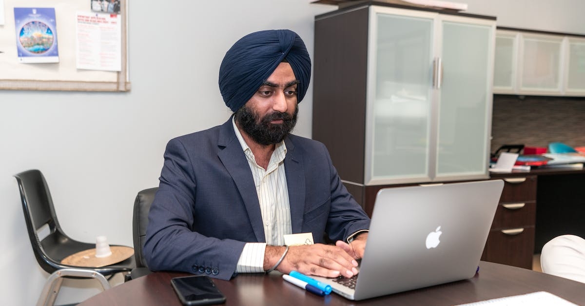 Jak bezpiecznie inwestować w kryptowaluty i uniknąć fałszywych informacji w 2023 roku