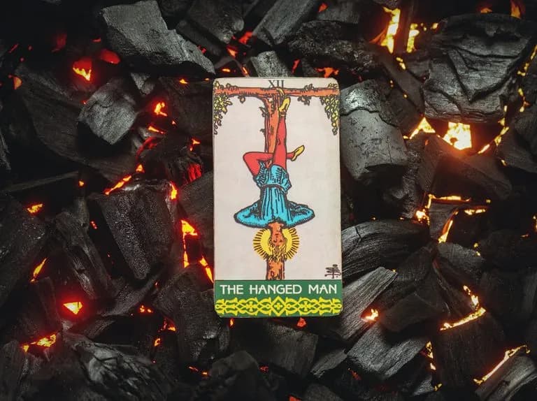 Wisielec odwrócony w Tarocie - znaczenie i interpretacja karty